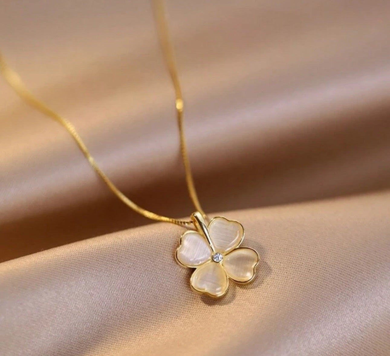 Neckless  White Flower Gold Color